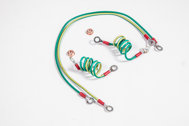 ဆာဗာထိန်သိမ်းသည် earthing cable ကိုအသုံးပြုခဲ့သည်